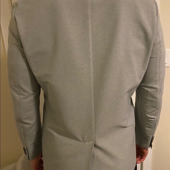 Uniqlo spring/summer blazer. I’m 6 2, 200 pounds in the photos. - Picture 3 of 3